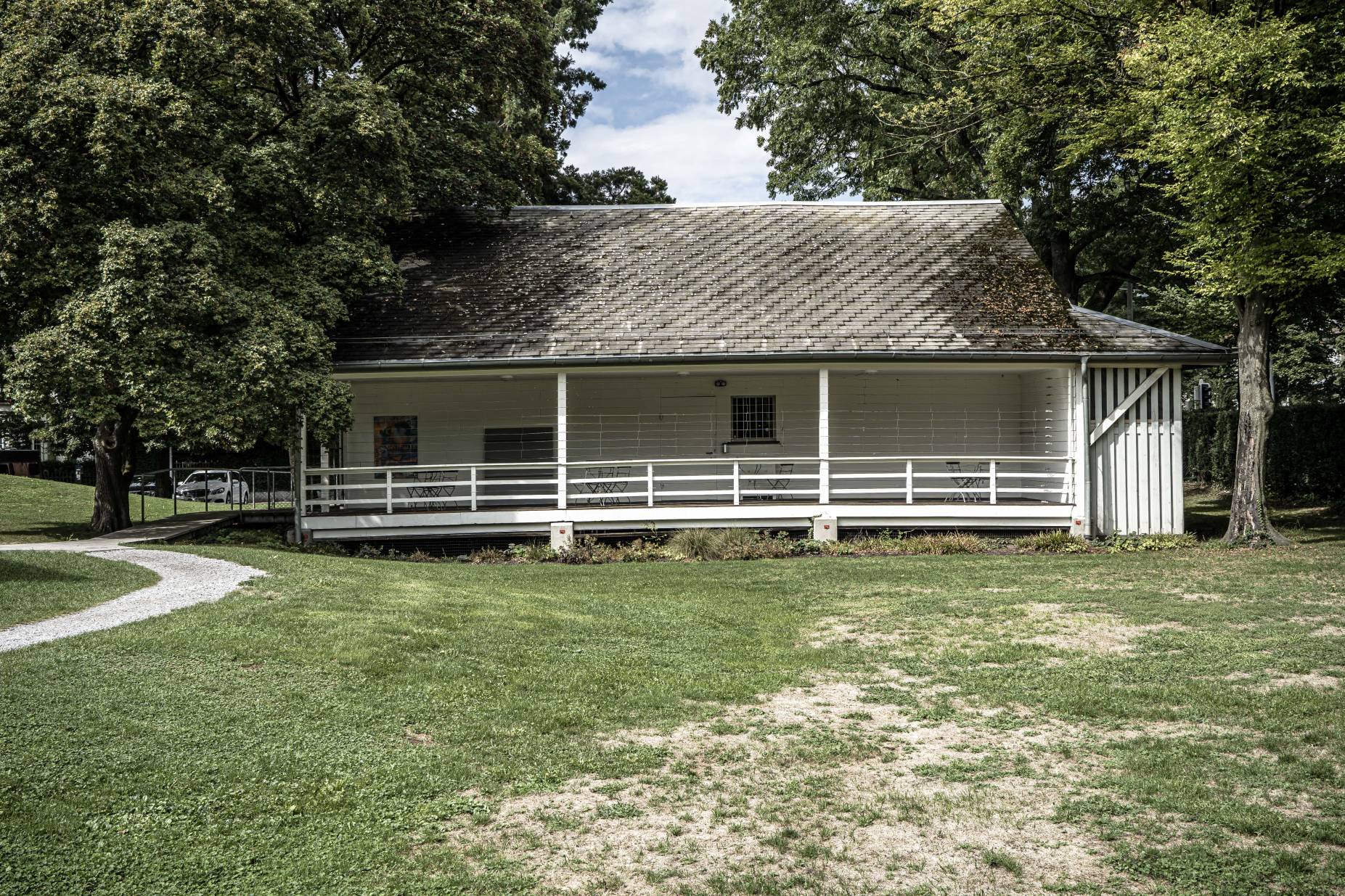 Ansicht Süd mit Vorhalle. Foto: Elia Schneider, 2022