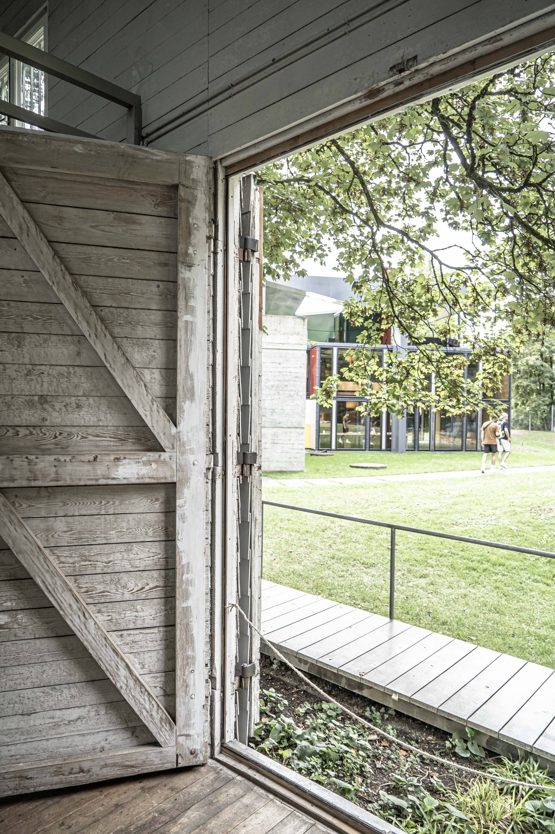 Eingang mit Blick zum Pavillon Le Corbusier. Foto: Elia Schneider, 2022