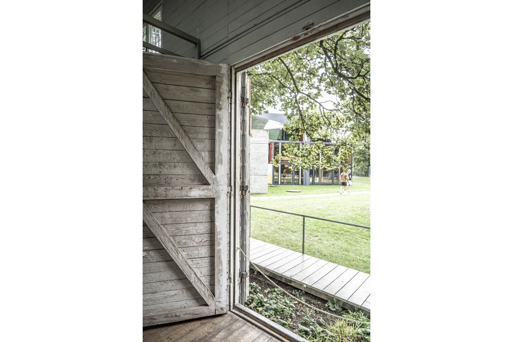 Eingang mit Blick zum Pavillon Le Corbusier. Foto: Elia Schneider, 2022