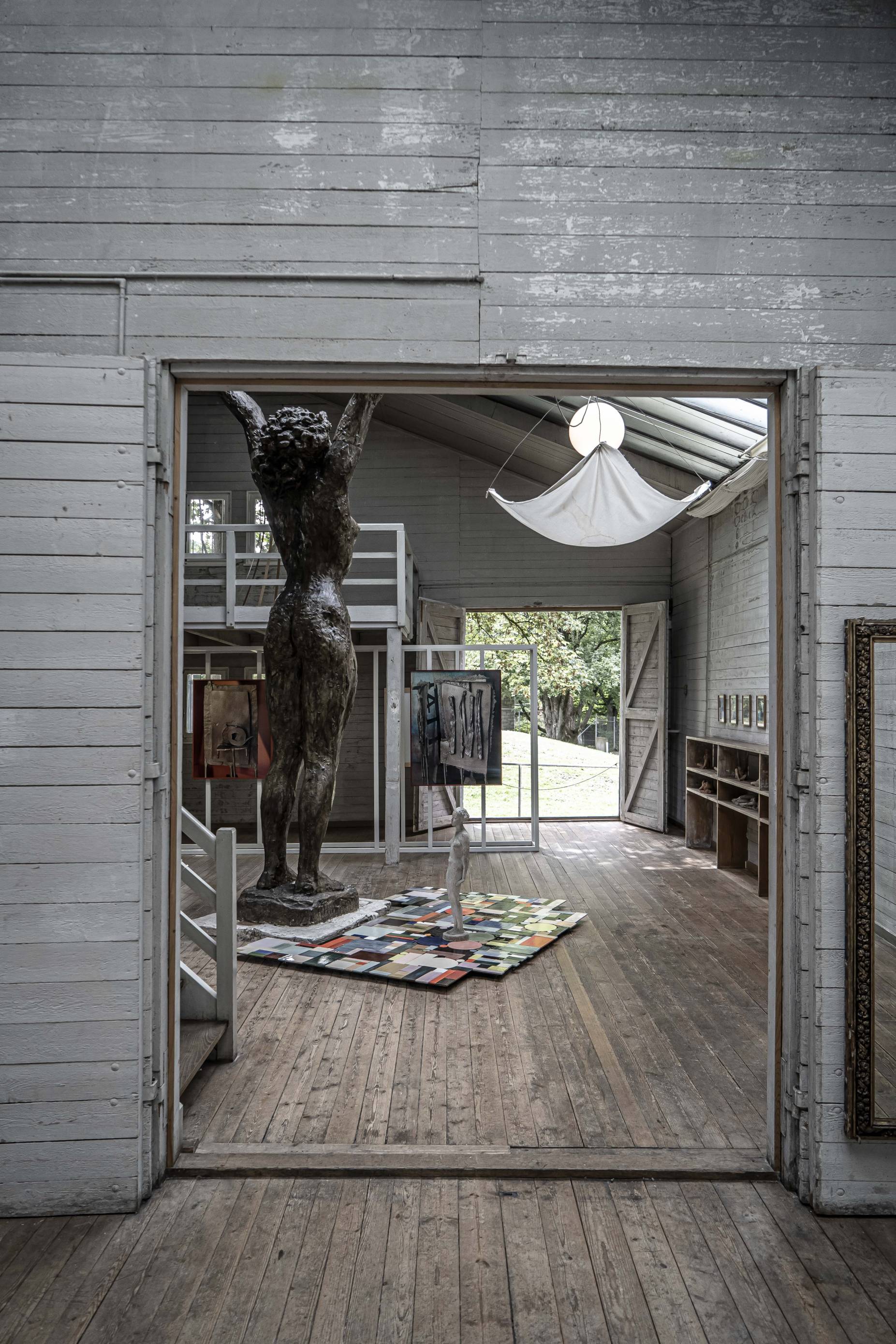 Durchblick durch das Ateliergebäude. Foto: Elia Schneider, 2022