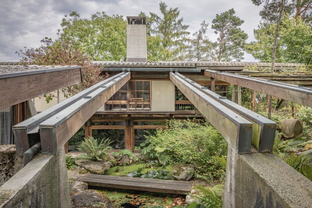 Aussenraum mit Teich. Foto: Elia Schneider, 2023