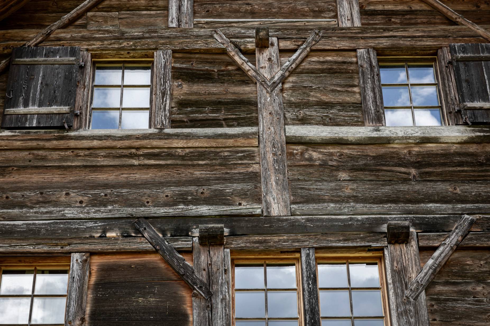 Detail Fassade Nord mit sichtbarer Ständerbohlenkonstruktion. Foto: Elia Schneider, 2023