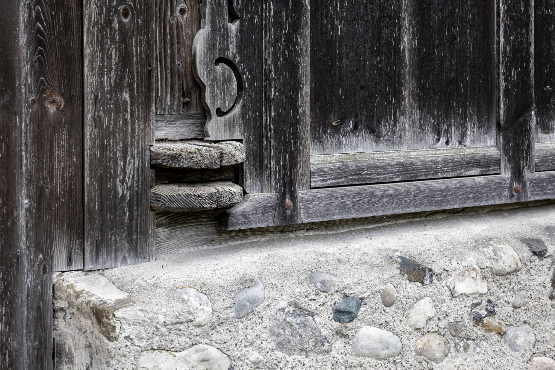 Detail Sockel, Schwellenschloss und Fensterkasten. Foto: Elia Schneider, 2023