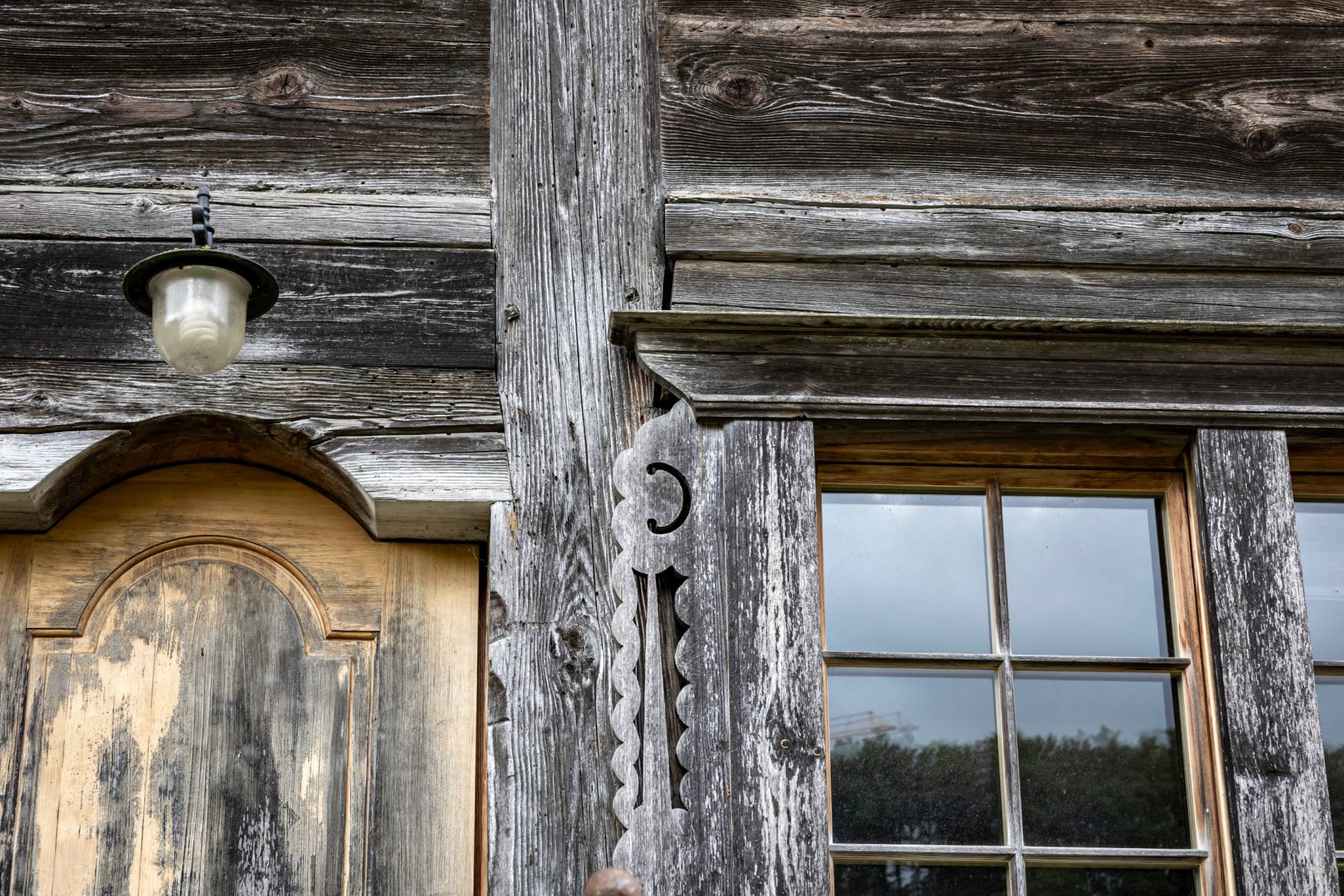 Detail Hauseingang und Fenstereinfassung. Foto: Elia Schneider, 2023