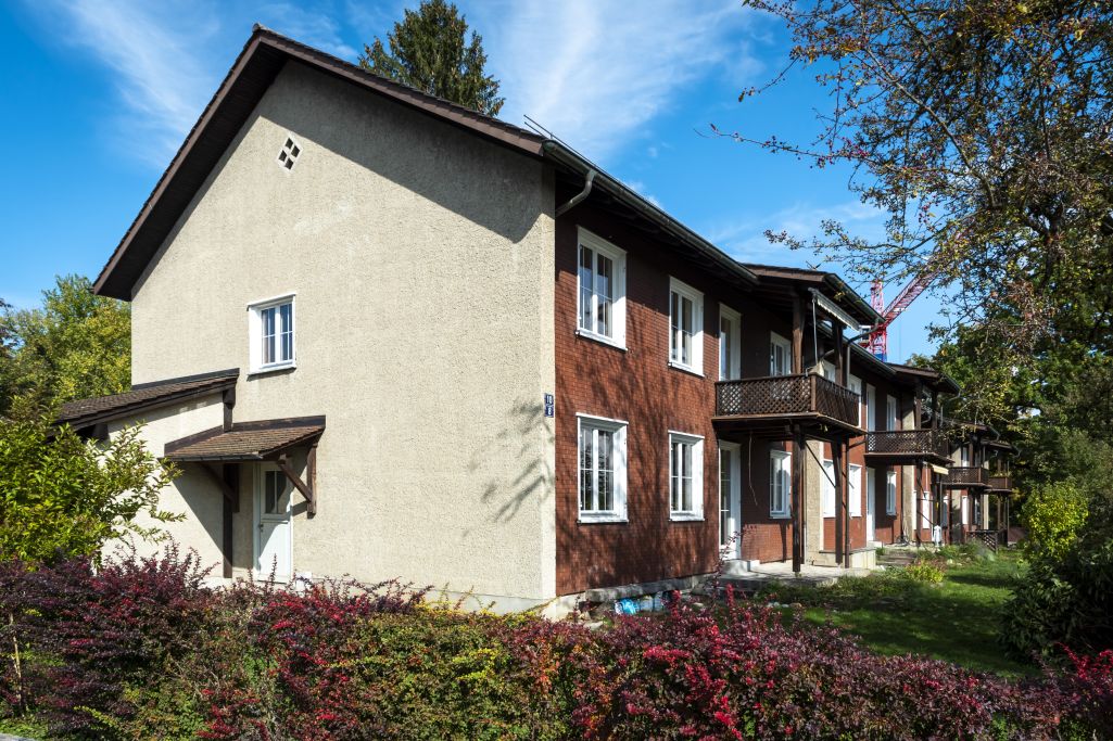 Ansicht Südwest während der Sanierung: Von 1980 bis 2021 waren die Fassaden mit Eternit verschalt. Das Dach ist hier mit noch mit den bauzeitlichen Biberschwanzziegeln und dem Zahnbrett gedeckt. Foto: Elia Schneider, 2022