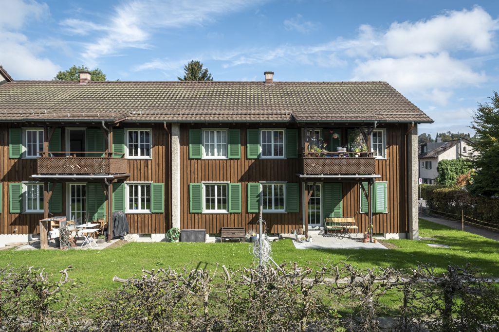 Ansicht West – Unterteilung durch verputzte Brandmauern. Foto: Elia Schneider, 2022