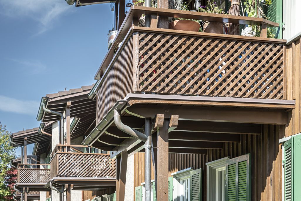 Detail Balkon: Die bauzeitliche Absturzsicherung wurde nachträglich erhöht. Foto: Elia Schneider, 2022