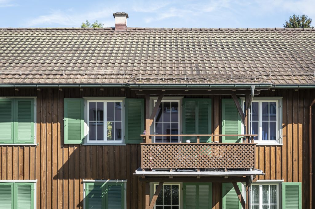 Detail Fassade West mit Fenster und Balkon. Foto: Elia Schneider, 2022