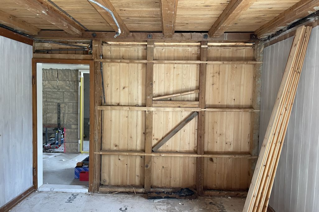 Innenraum mit Holzbalkendecke und Ständerwand während der Sanierung. Foto: Isler Architekten, 2021
