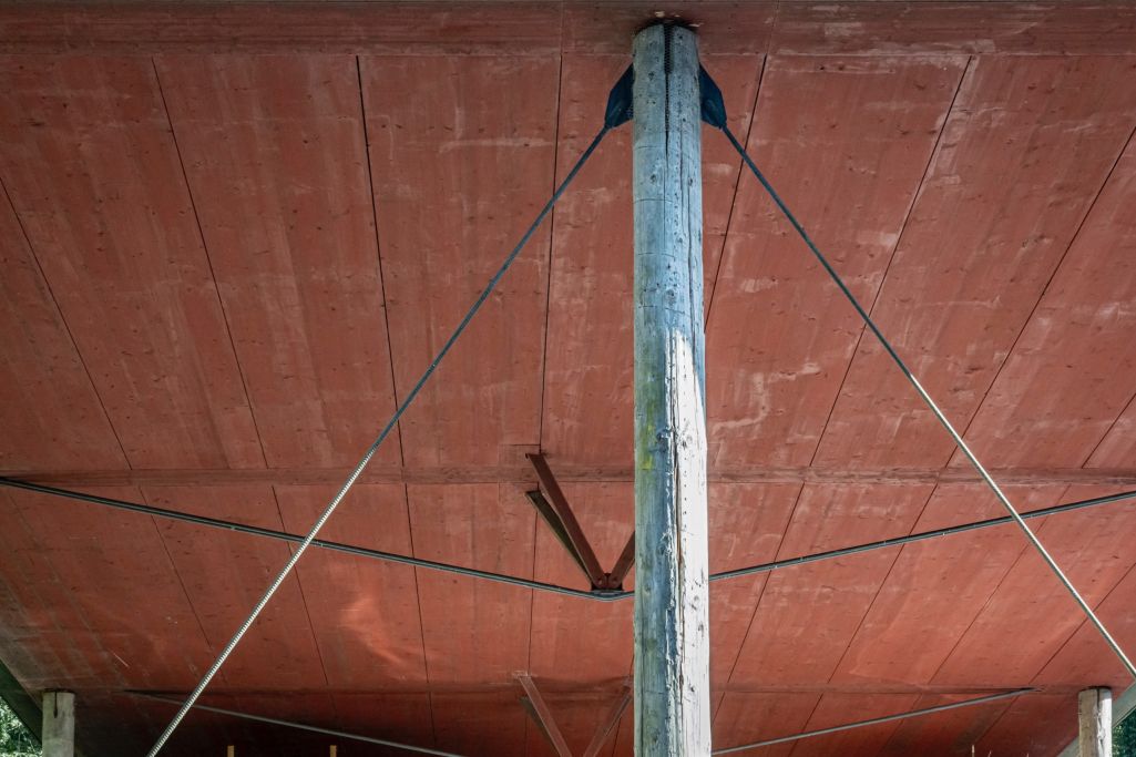 Detail Tragstruktur mit Zugbändern zur Aussteifung. Foto: Elia Schneider, 2024