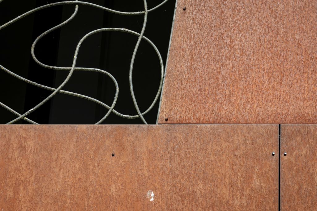 Detail Fassade mit Absturzsicherung. Foto: Elia Schneider, 2024