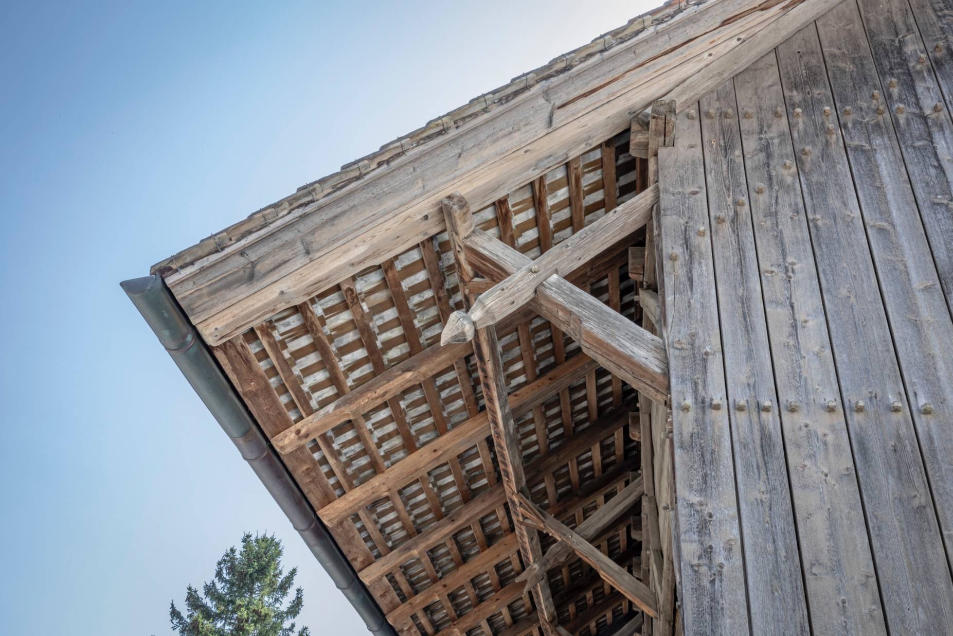 Detail Vordach mit Flugpfette und Zugbändern. Foto Elia Schneider, 2023
