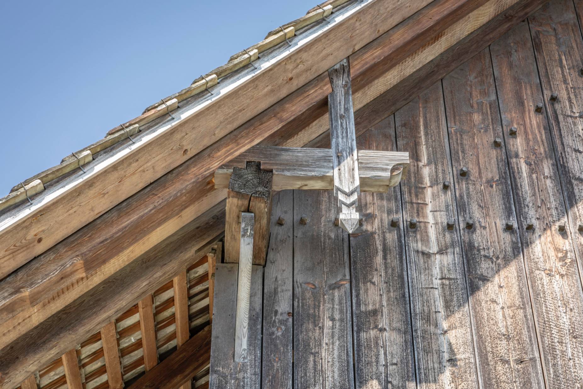 Giebel Süd, Flugsparrendreieck. Foto Elia Schneider, 2023