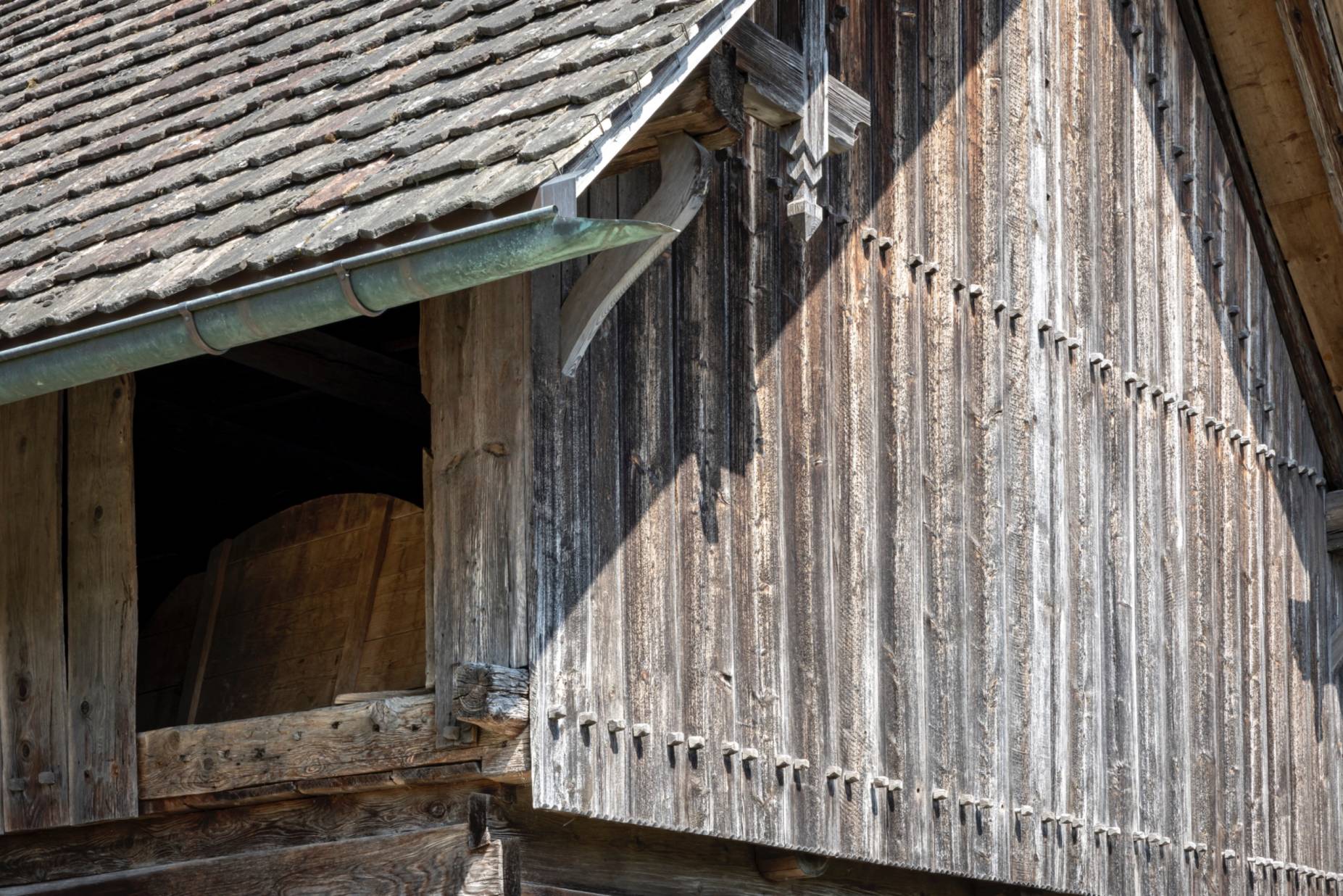 Nordostecke, Verbretterung des zweiten Obergeschosses. Foto Elia Schneider, 2023