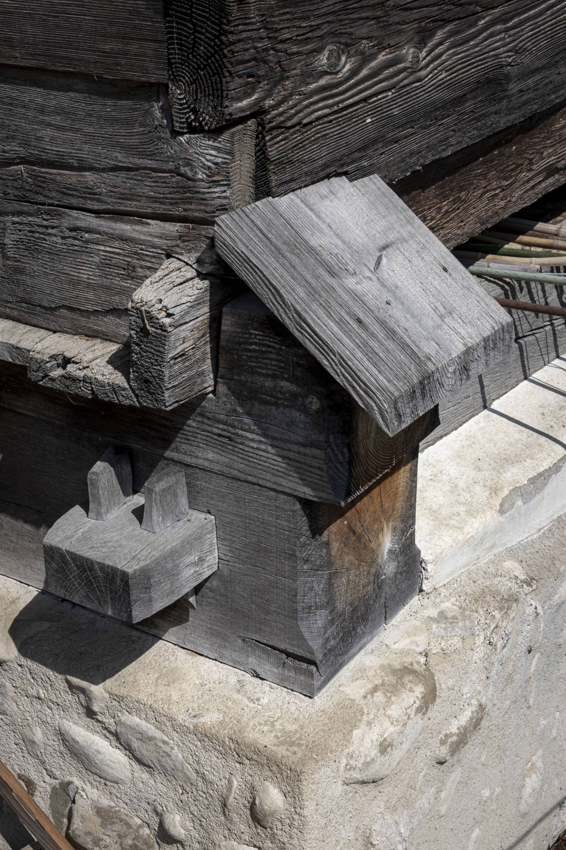 Detail Schwellbalken mit Schwellenschloss. Foto Elia Schneider, 2023