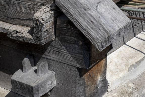 Detail Schwellbalken mit Schwellenschloss. Foto Elia Schneider, 2023