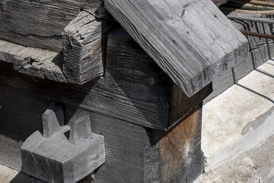 Detail Schwellbalken mit Schwellenschloss. Foto Elia Schneider, 2023