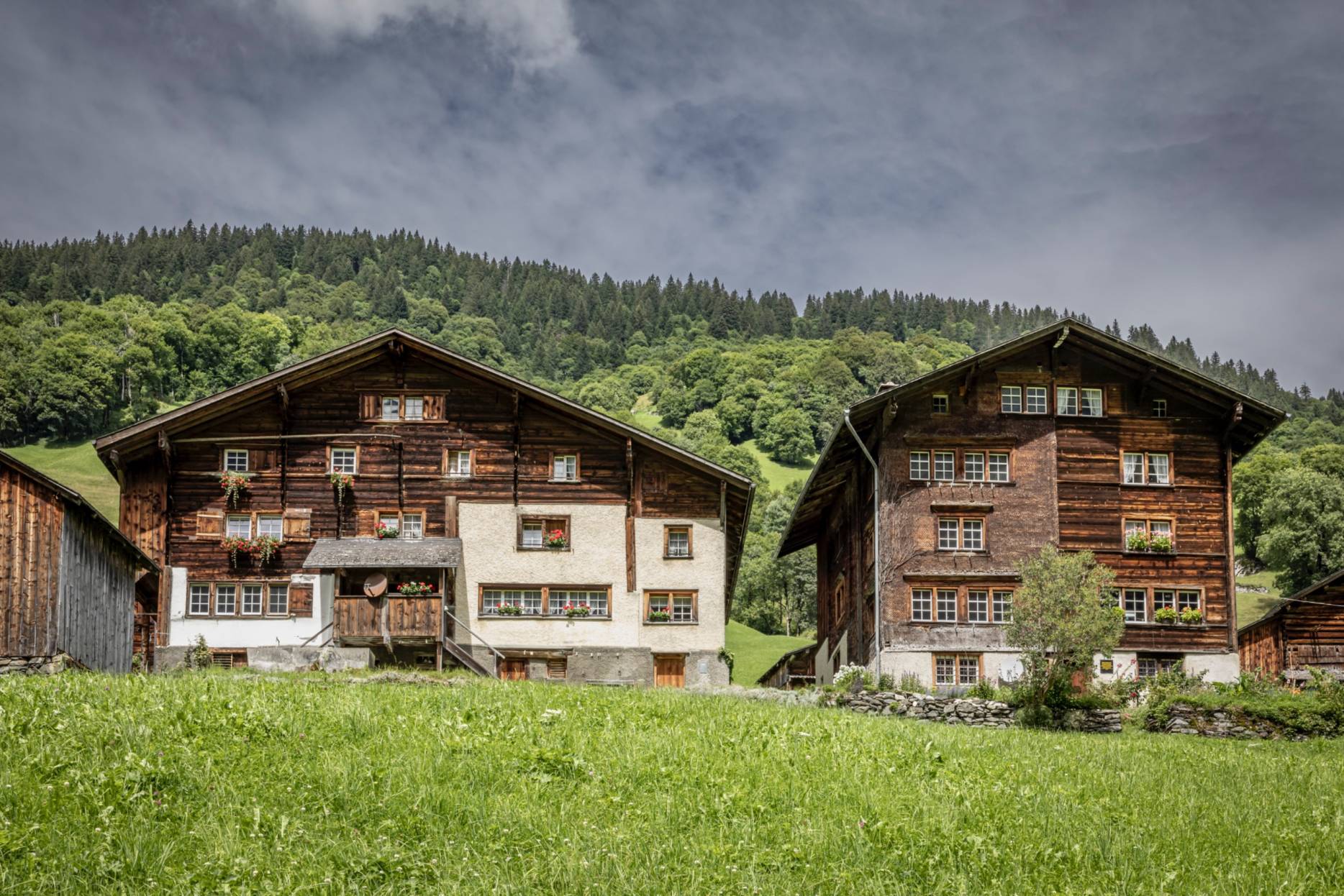 Älteres und jüngeres Fritigenhaus, Ansicht Südost. Foto: Elia Schneider, 2023