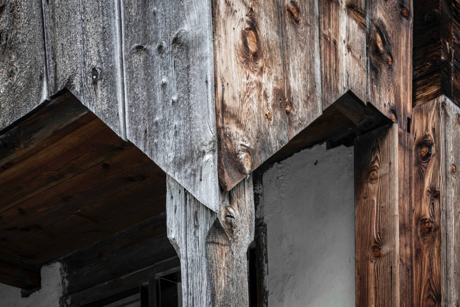 Detail, Stütze und Verbretterung der Laube. Foto: Elia Schneider, 2023