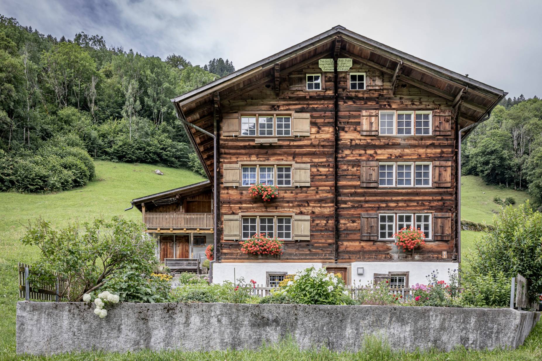 Ansicht Ost mit vorgelagertem Garten. Foto: Elia Schneider, 2023