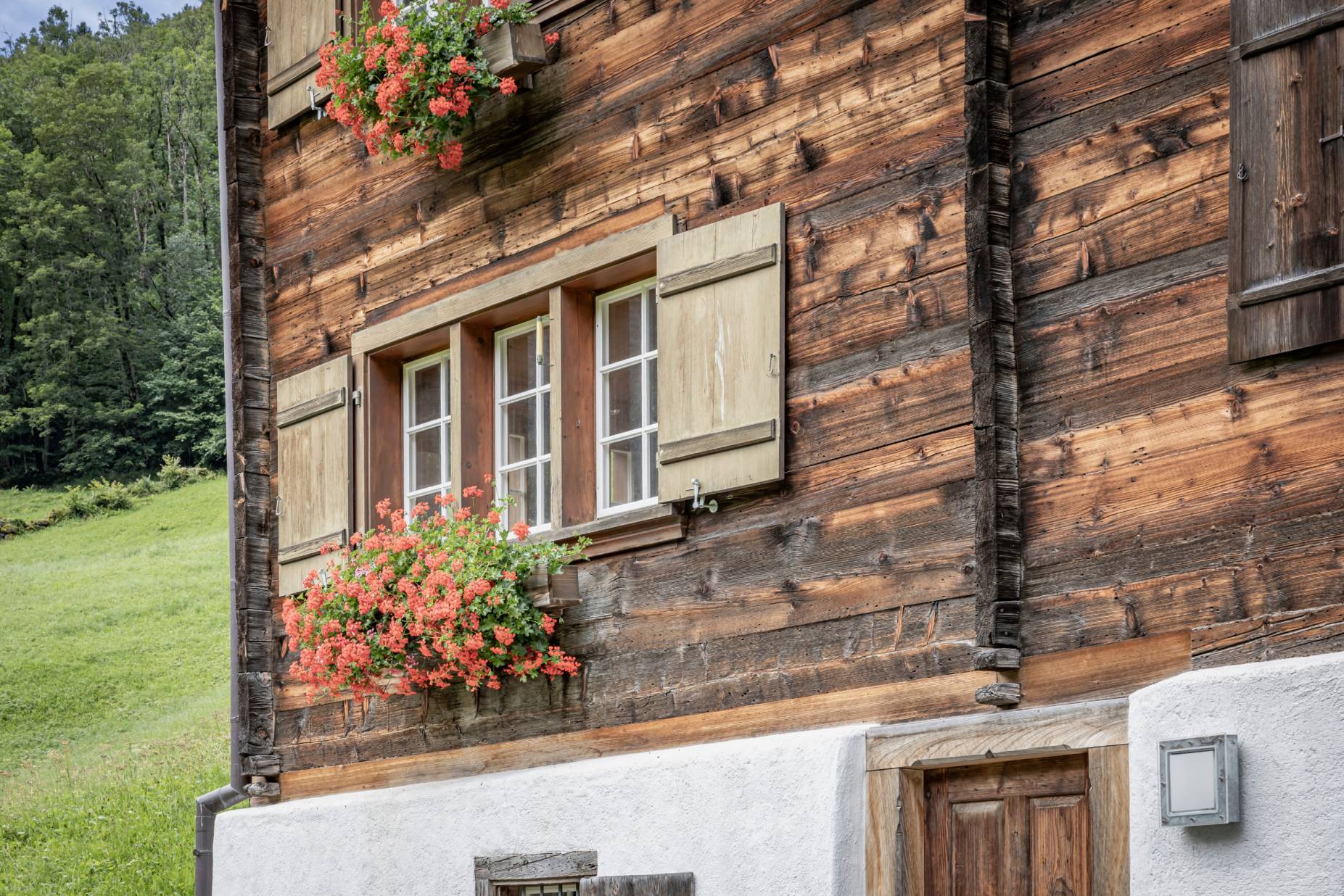 Detail Fassade Ost mit Schwellenkranz und Verkämmungen. Foto: Elia Schneider, 2023
