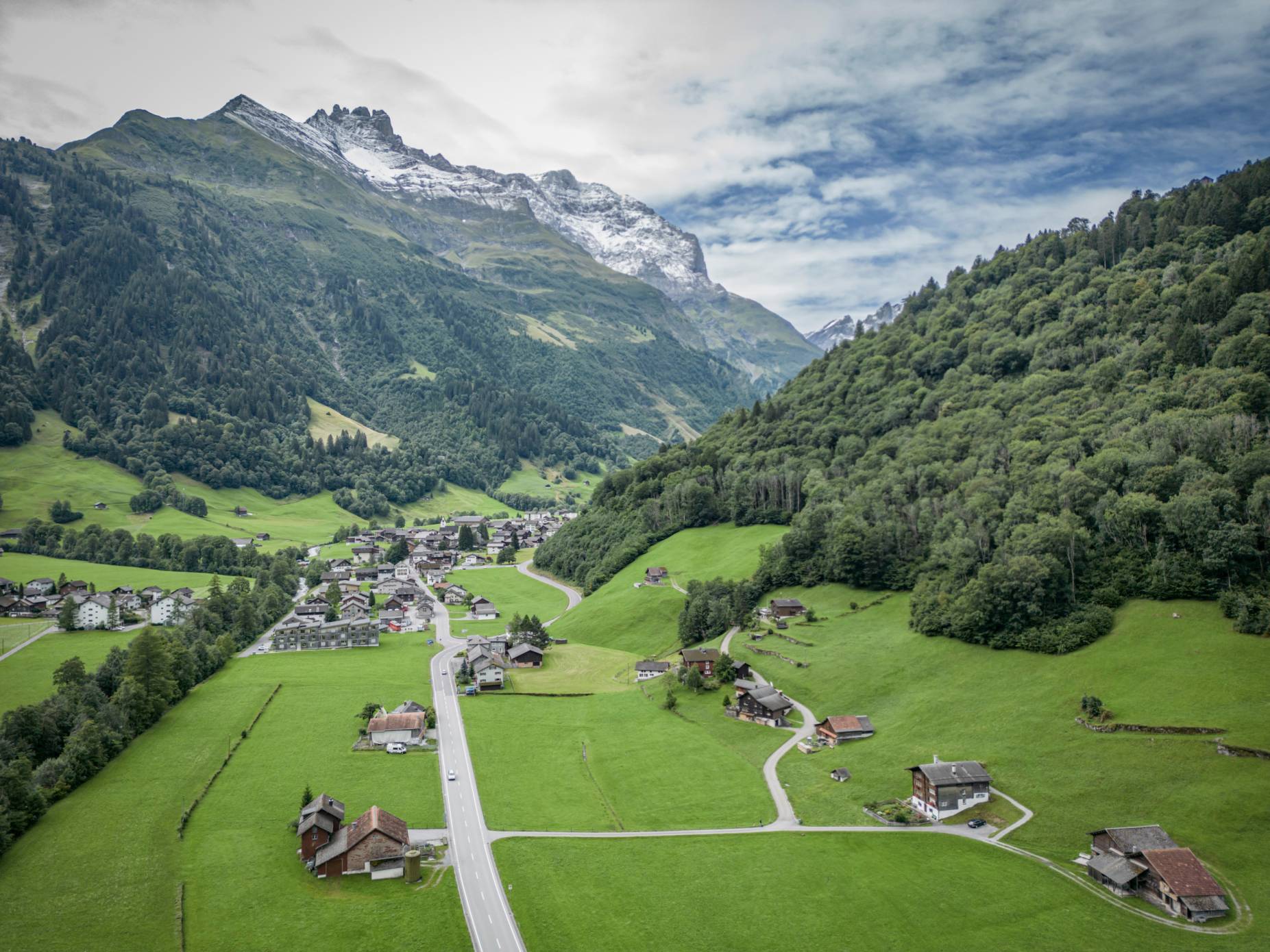 Blick zum Dorf Elm. Foto: Elia Schneider, 2023