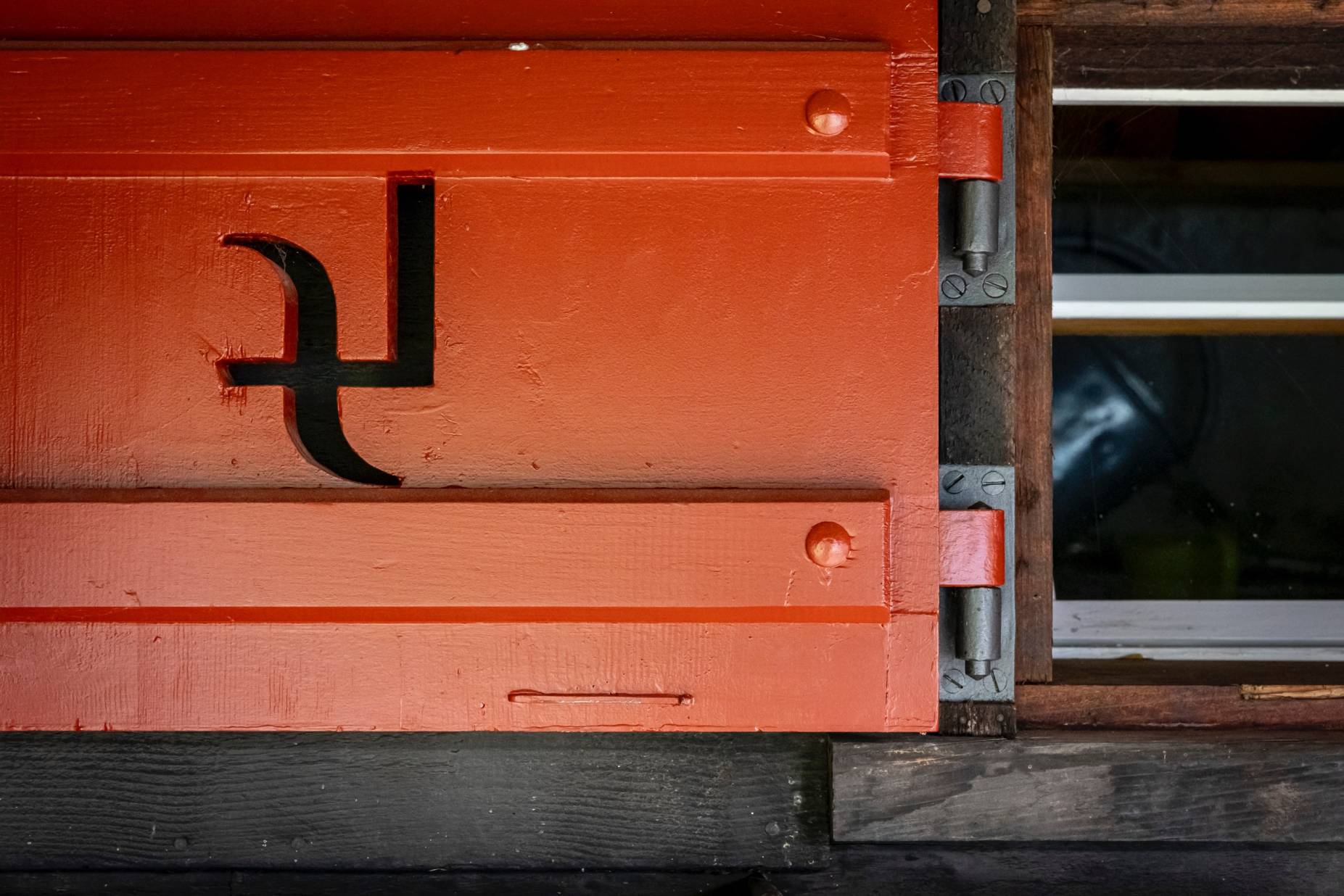 Detail Fensterladen mit Monogramm LZ. Foto: Elia Schneider, 2023