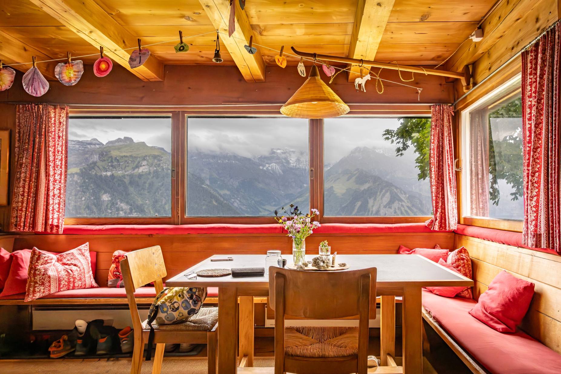 Wohnzimmer mit Ausblick. Foto: Elia Schneider, 2023