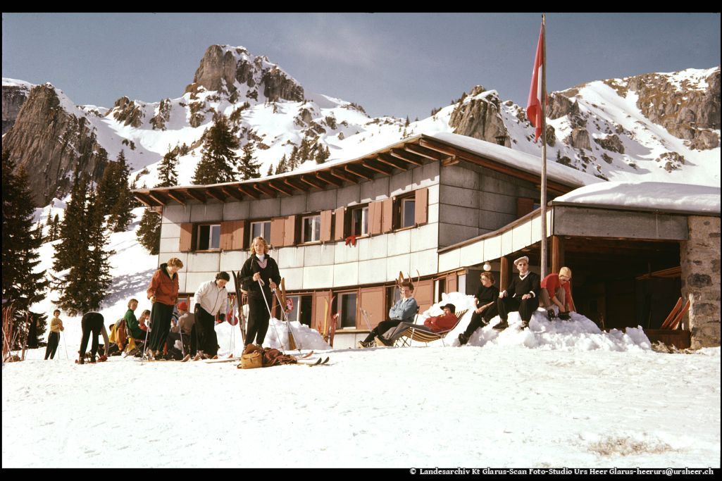 Ansicht Nordwest. Foto: Fotogeschäft Schönwetter, Glarus, o. J. (Landesarchiv des Kantons Glarus)