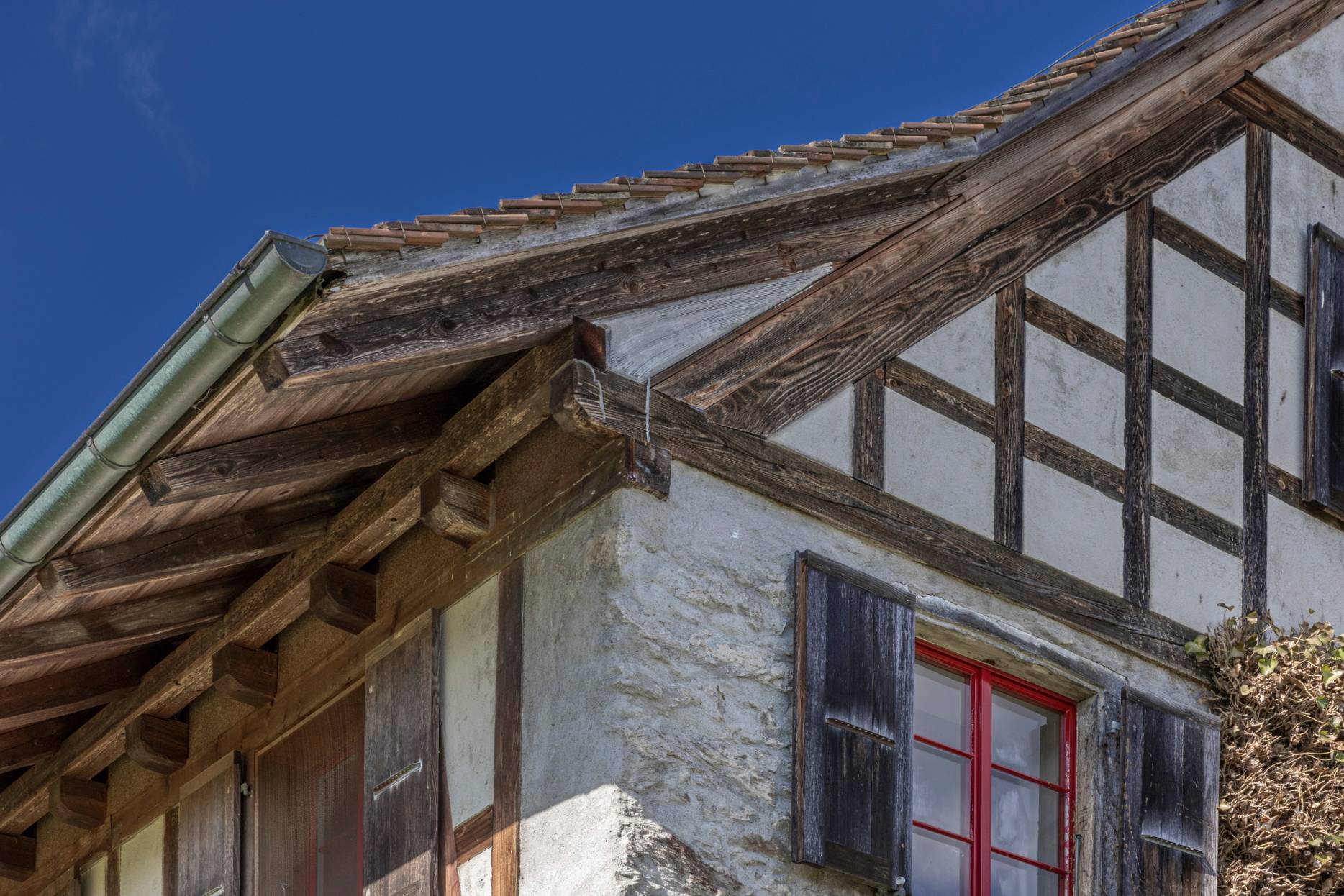 Detail Traufe mit Aufschiebling. Foto: Elia Schneider, 2023