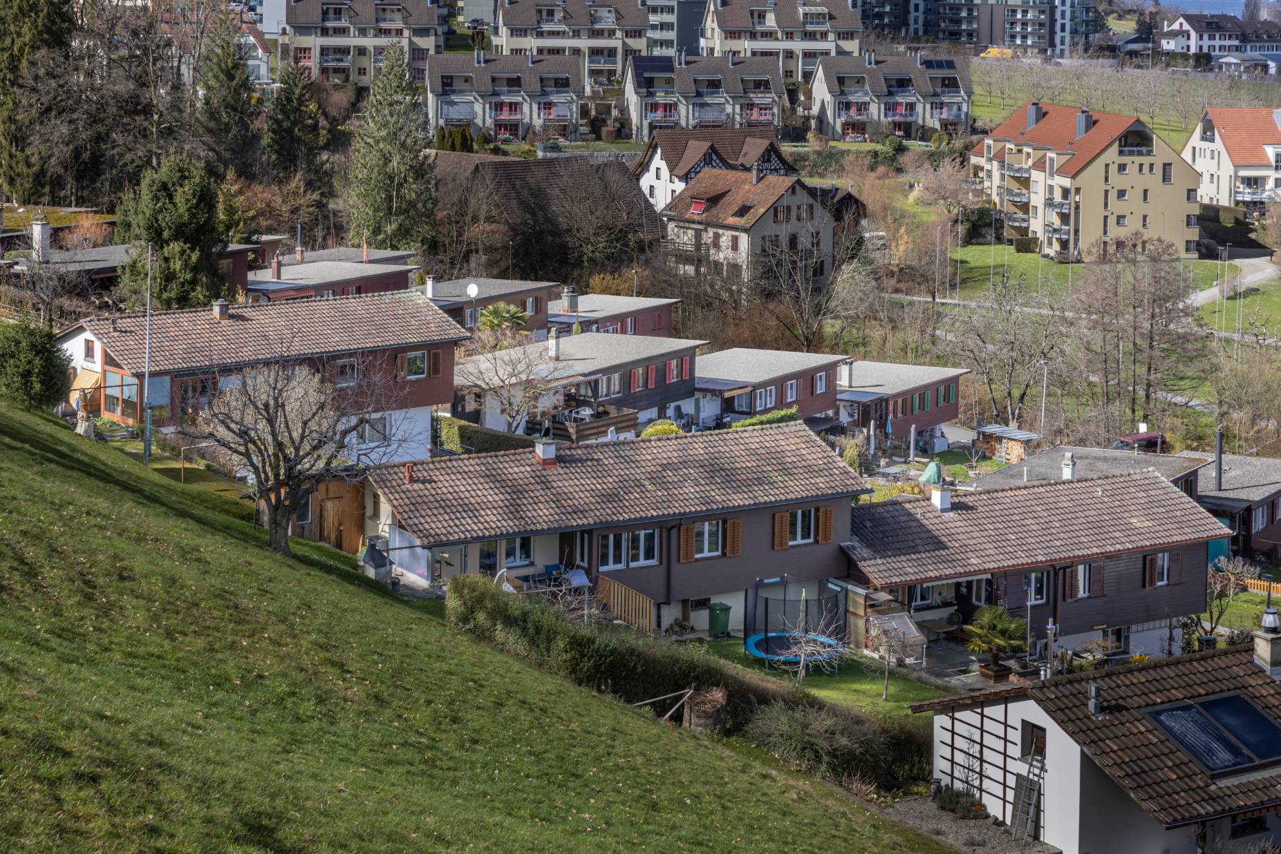 Ansicht Südost. Ein Teil der Bauten erhielt später Satteldächer. Foto: Elia Schneider, 2023