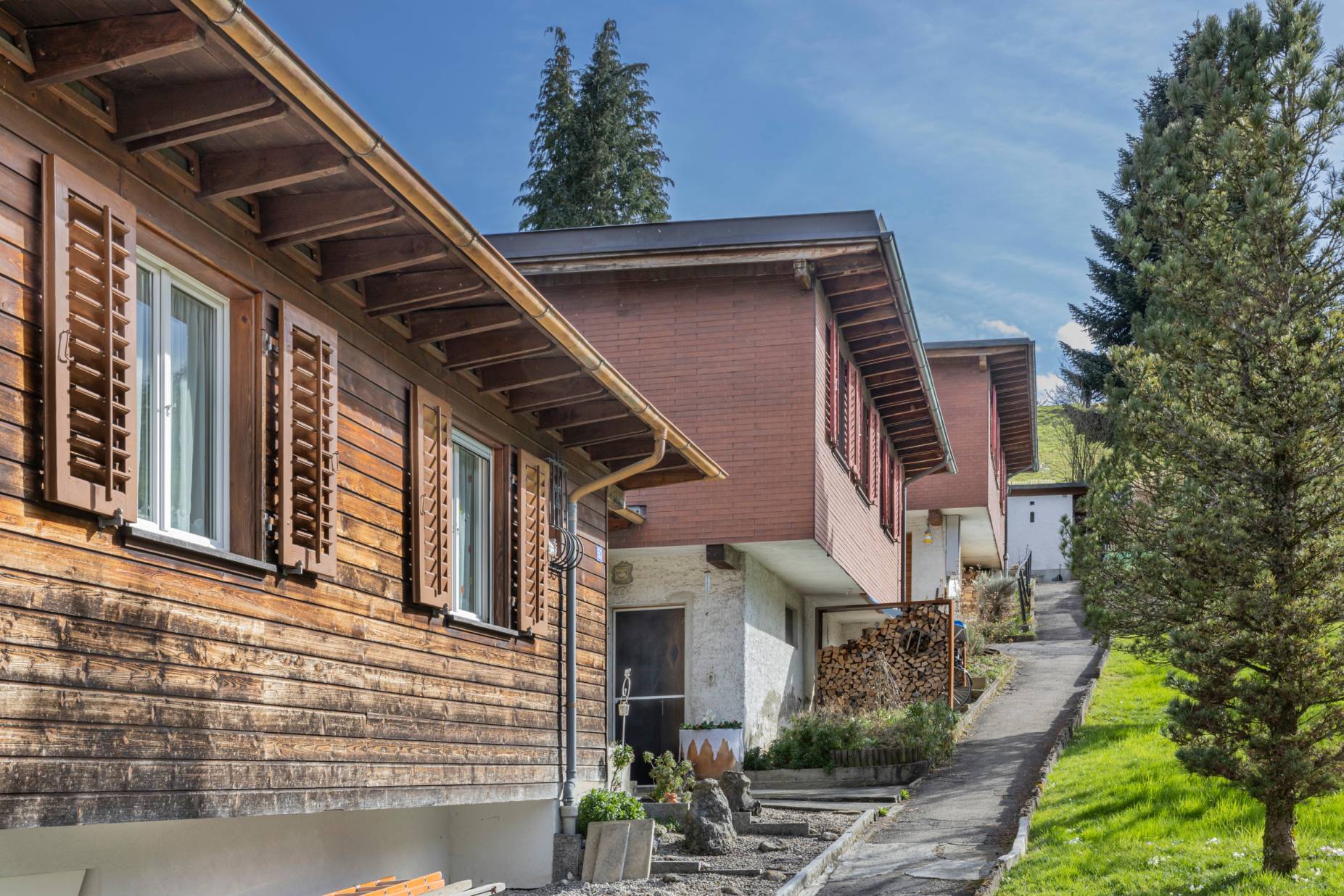 Häuserzeile, Zugangsweg Westseite. Foto: Elia Schneider, 2023