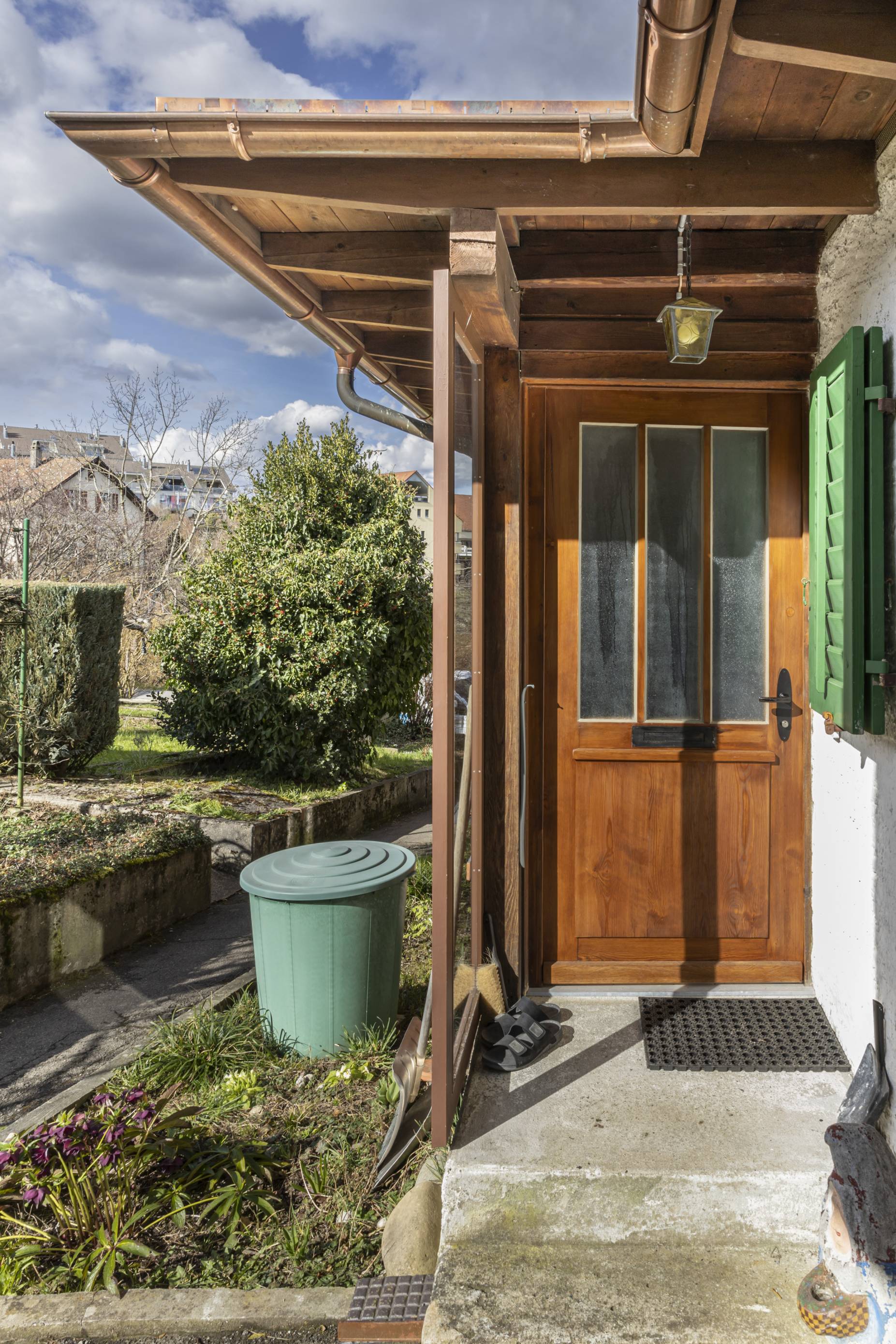 Der Versatz der Baukörper ermöglichte eine windgeschützte Eingangssituation. Foto: Elia Schneider, 2023