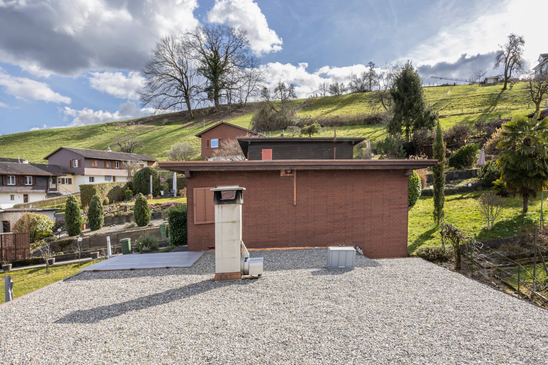 Blick über die Dächer zum Hang. Foto: Elia Schneider, 2023