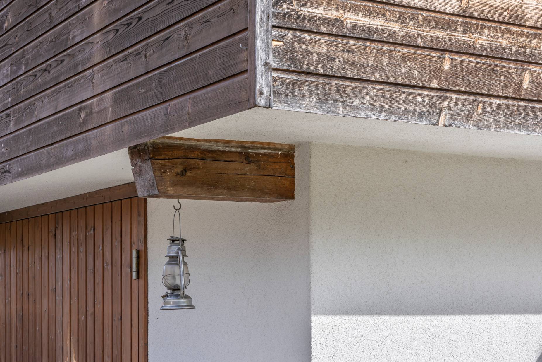 Übergang vom Sockel- zum Wohngeschoss mit bauzeitlicher Verkleidung. Foto: Elia Schneider, 2023