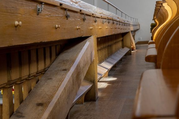 Hinter der Brüstung der Empore wird ein Teil des doppelten Sprengwerks sichtbar. Foto: Elia Schneider, 2023