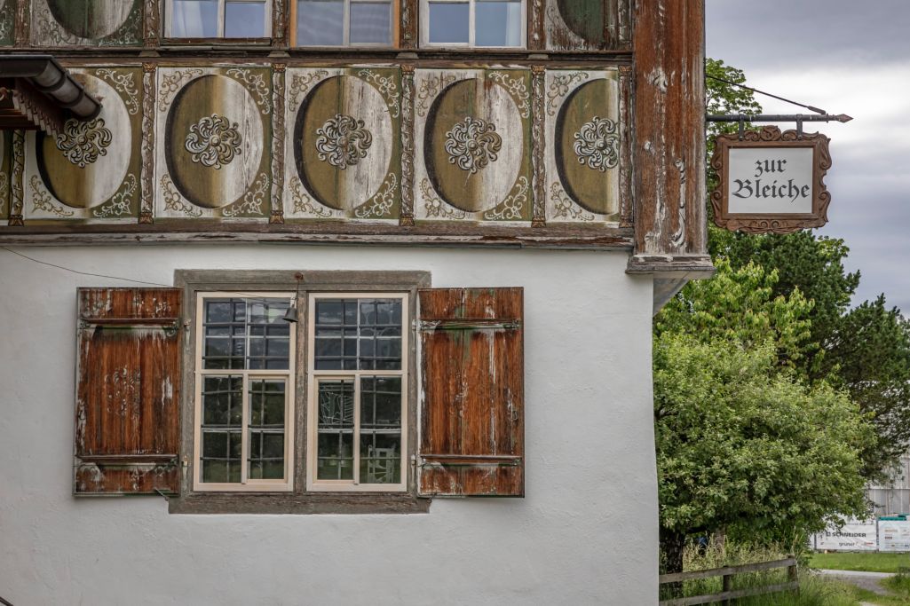Übergang Sockel zum Blockbau. Foto: Elia Schneider, 2024