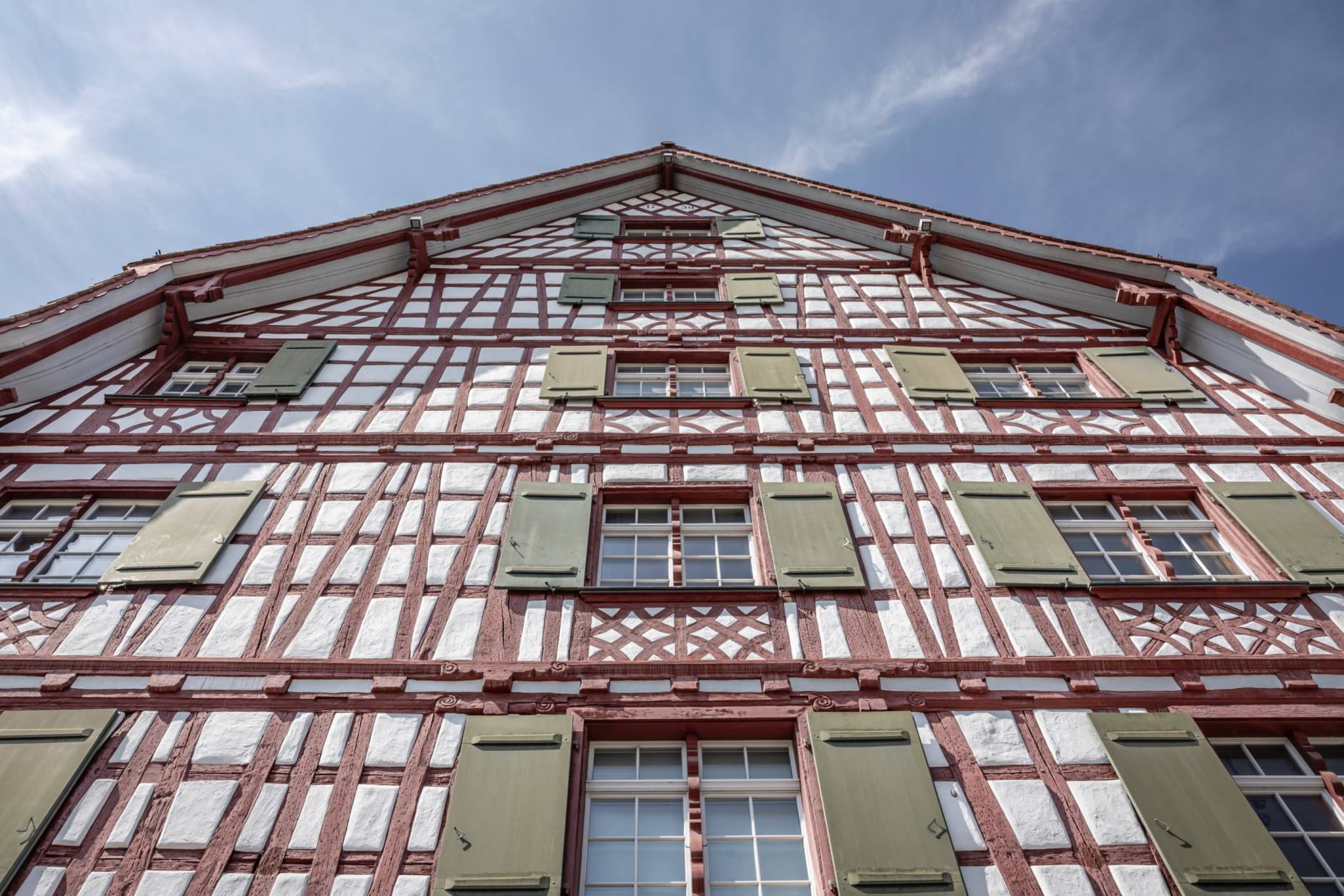 Detail Fassade Ost mit Dachuntersicht. Foto: Elia Schneider, 2024