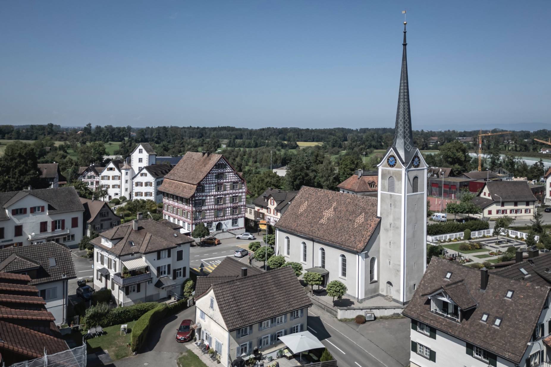 Ansicht Südost mit Dorfkirche. Foto: Elia Schneider, 2024