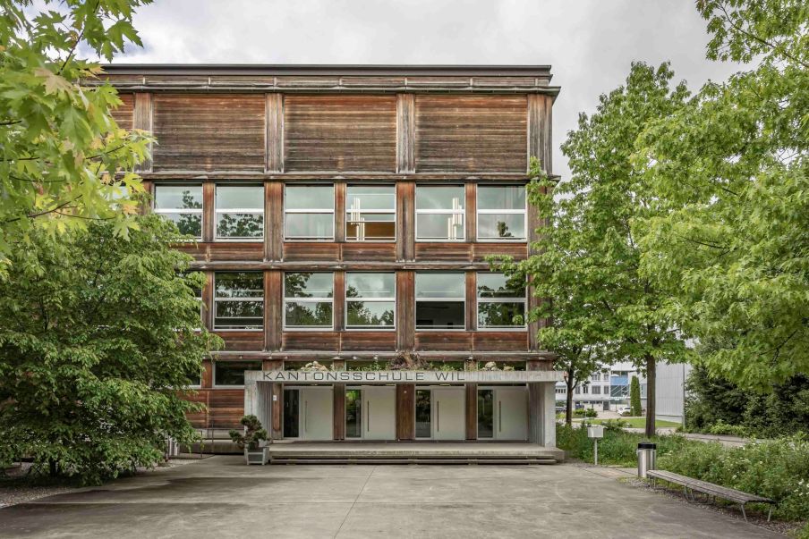 Haupteingang. Foto: Elia Schneider, 2024